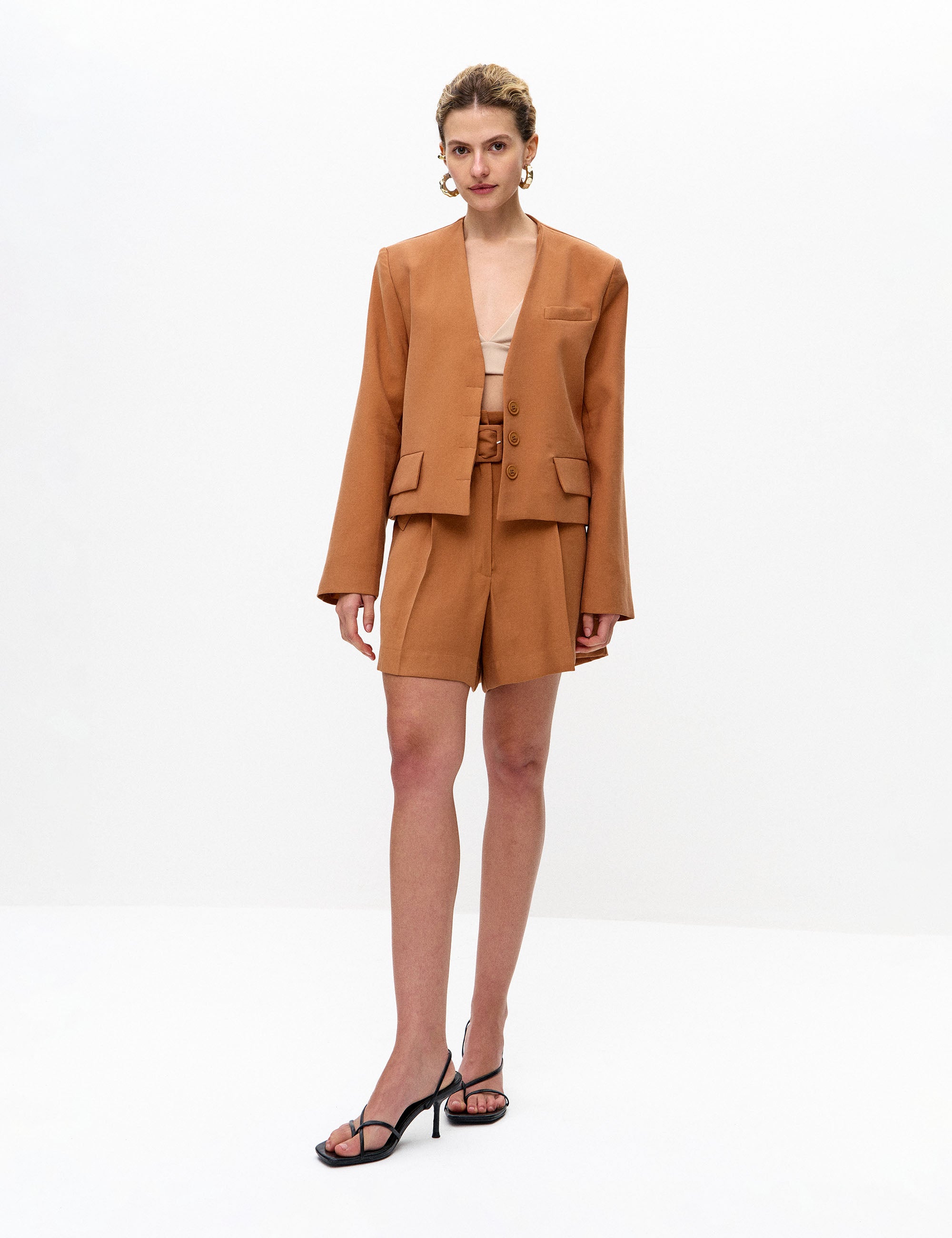 Shorts Julia Alfaiataria Amêndoa