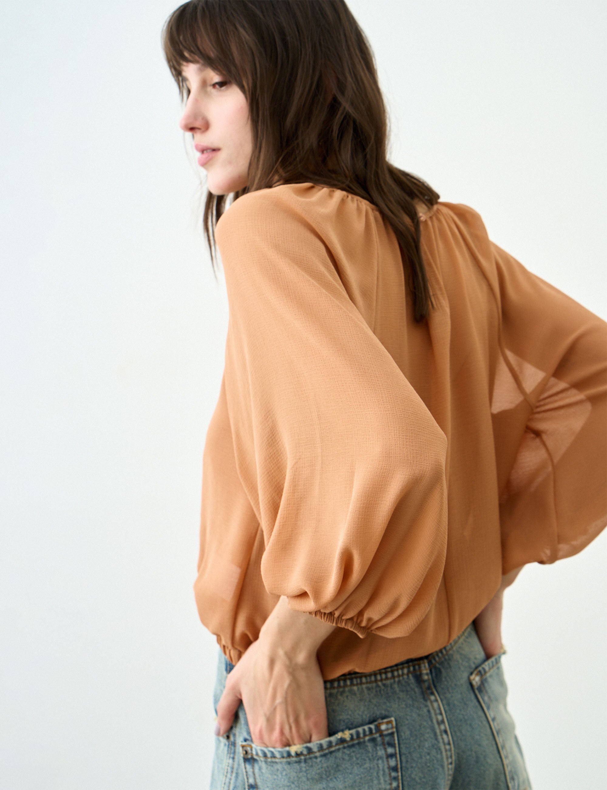 Blusa Larissa Chifon Amendoa