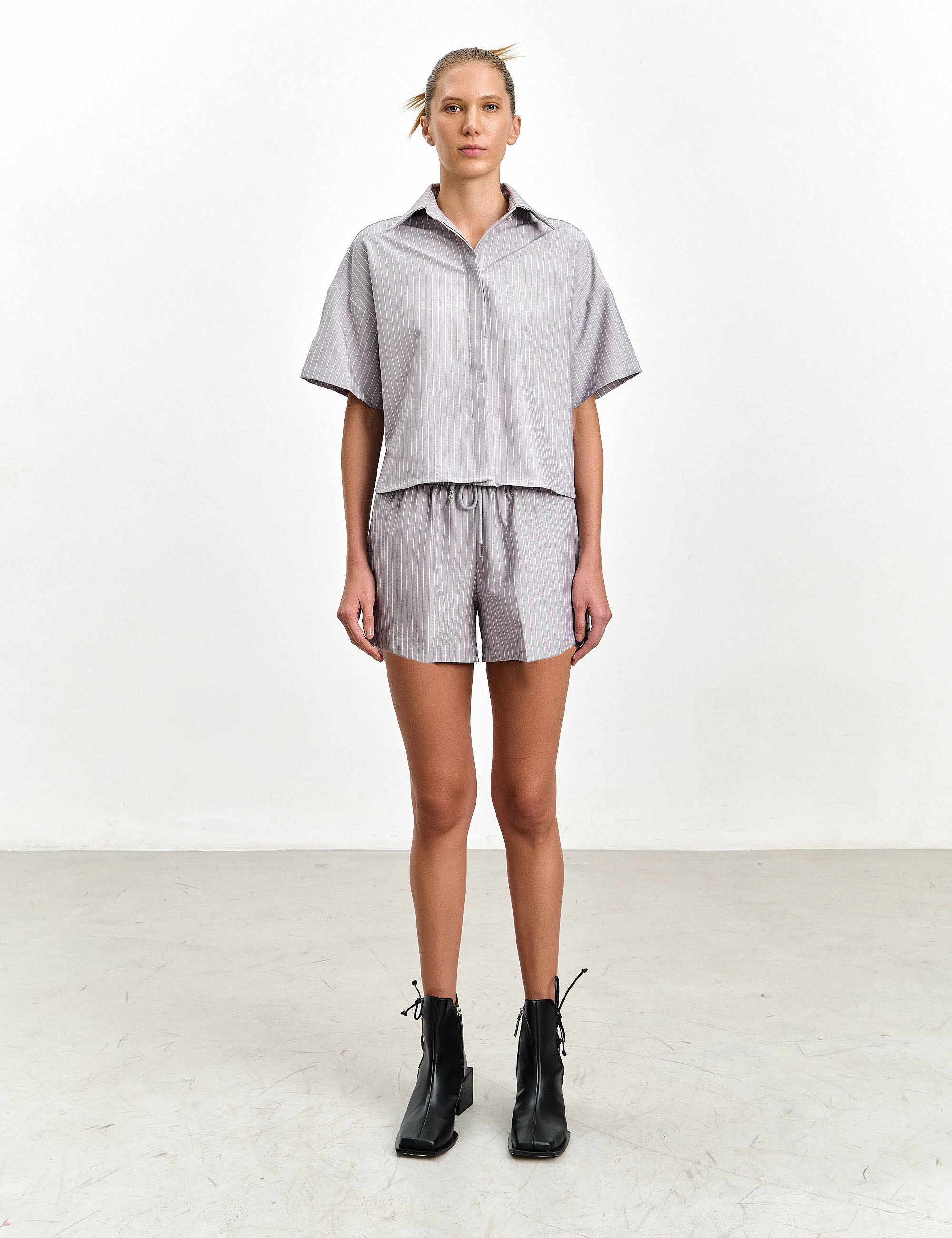 Shorts Caetana Risca Cinza