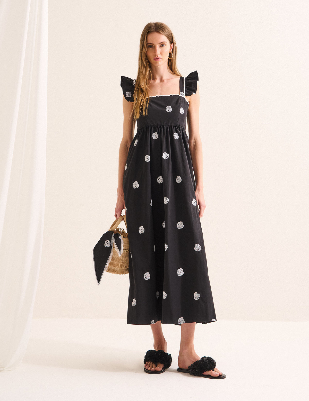 Vestido Conchas Com Lenço Preto