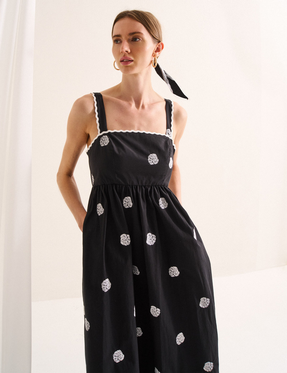 Vestido Conchas Com Lenço Preto