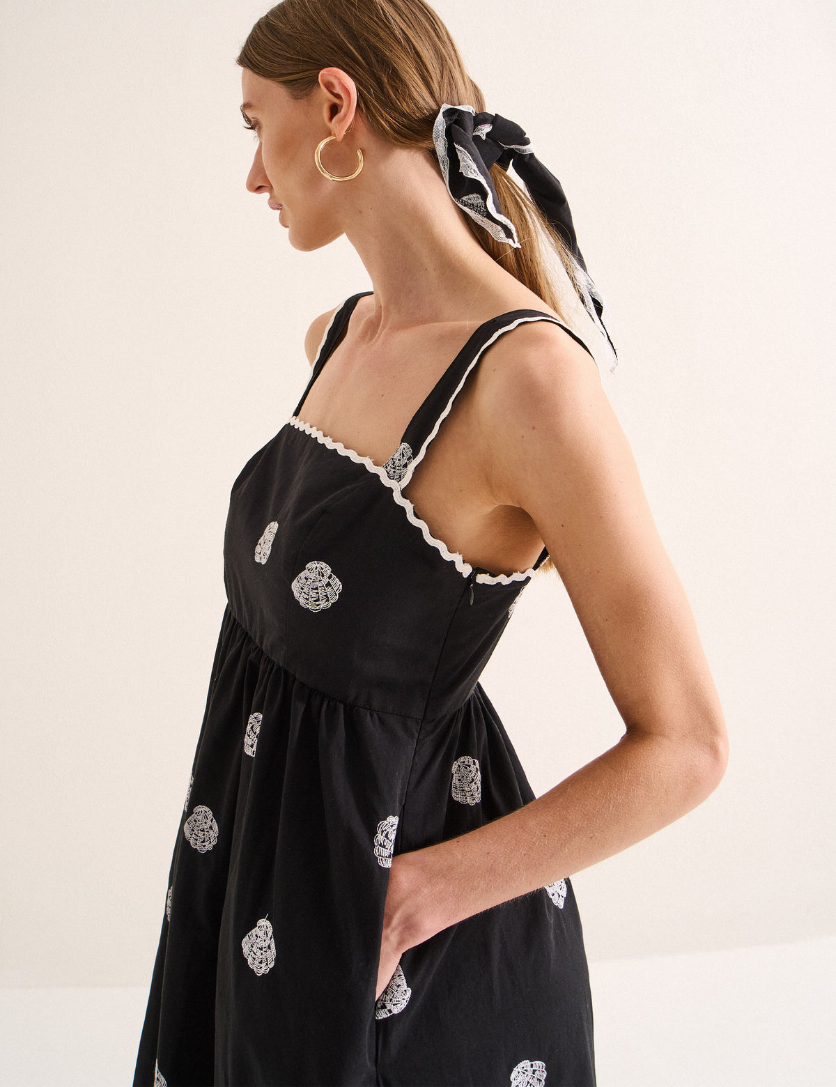 Vestido Conchas Com Lenço Preto