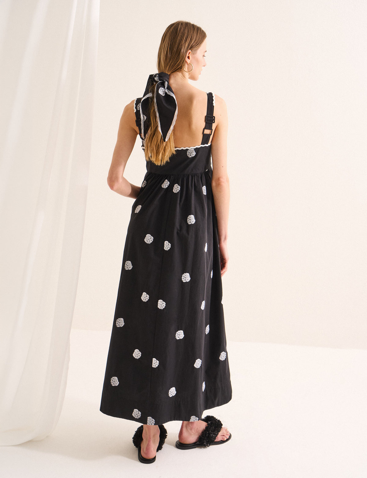Vestido Conchas Com Lenço Preto
