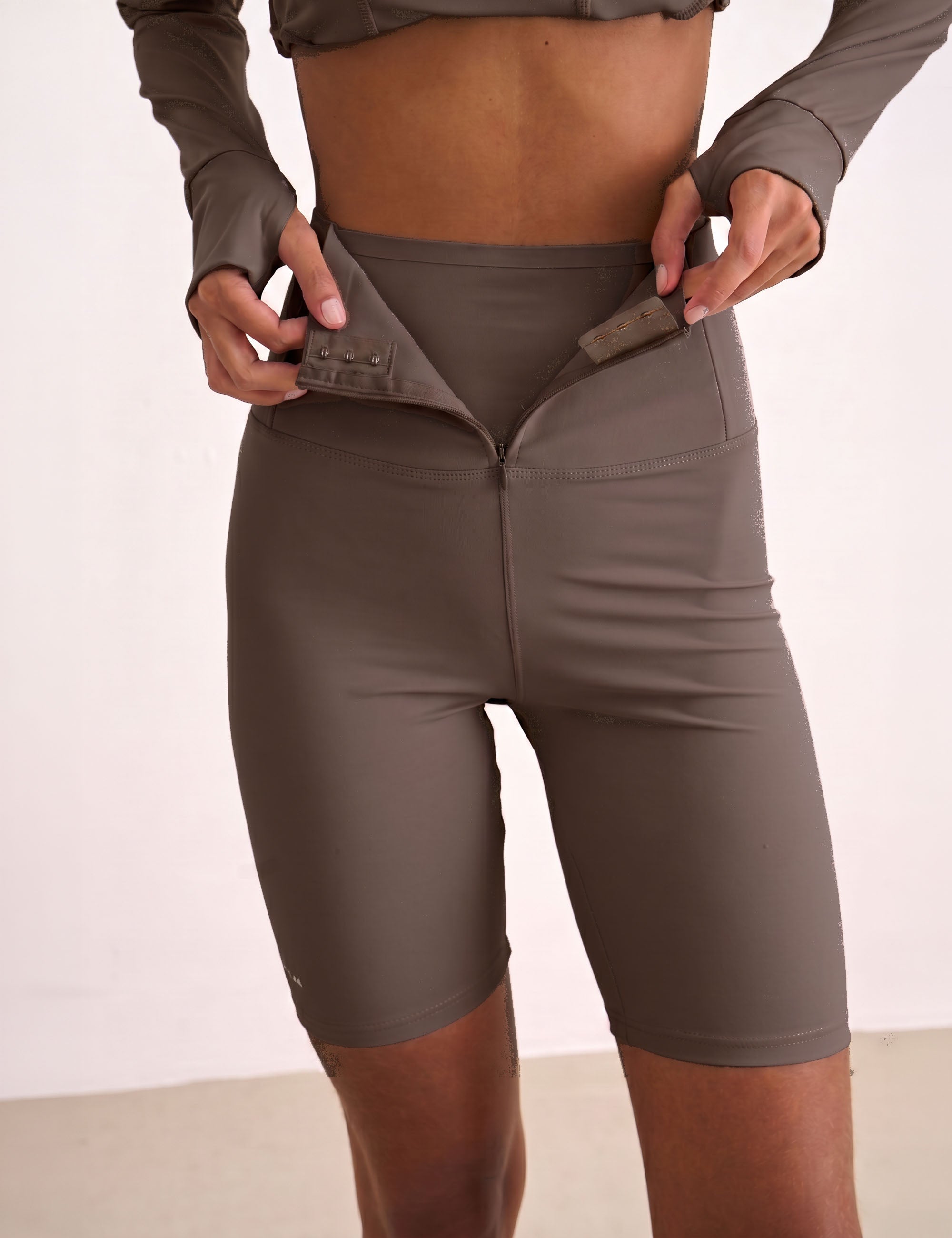 Shorts Wellness Malha Marrom