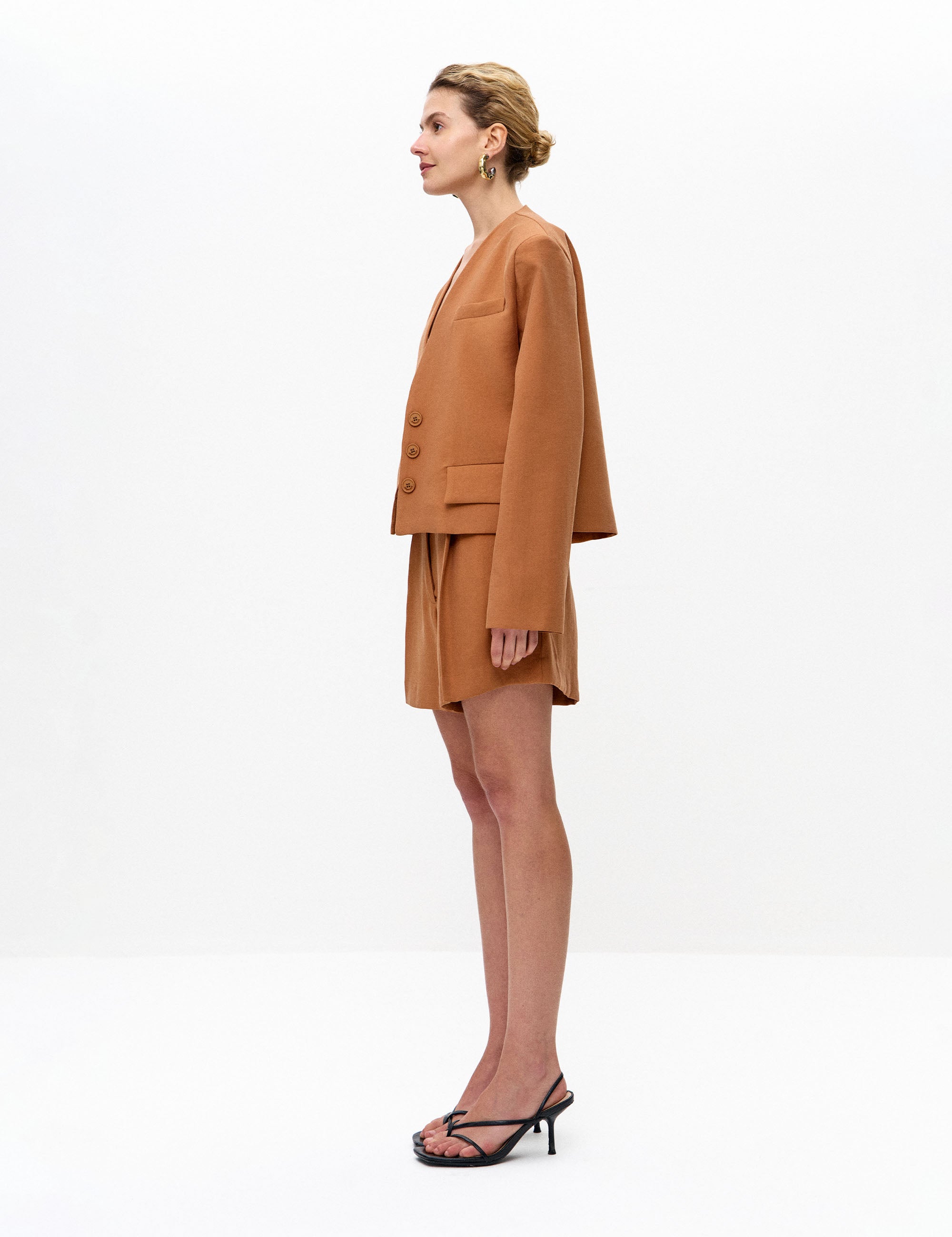 Shorts Julia Alfaiataria Amêndoa