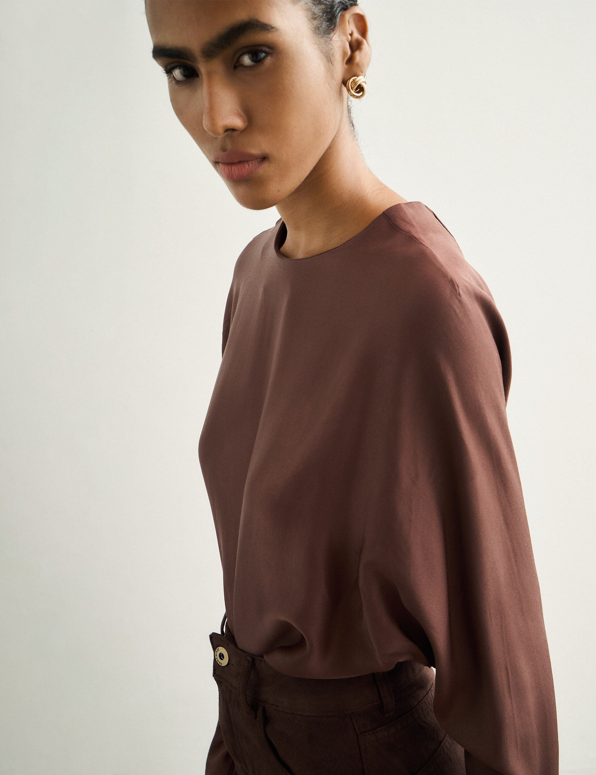 Blusa Aisha Cetim Marrom