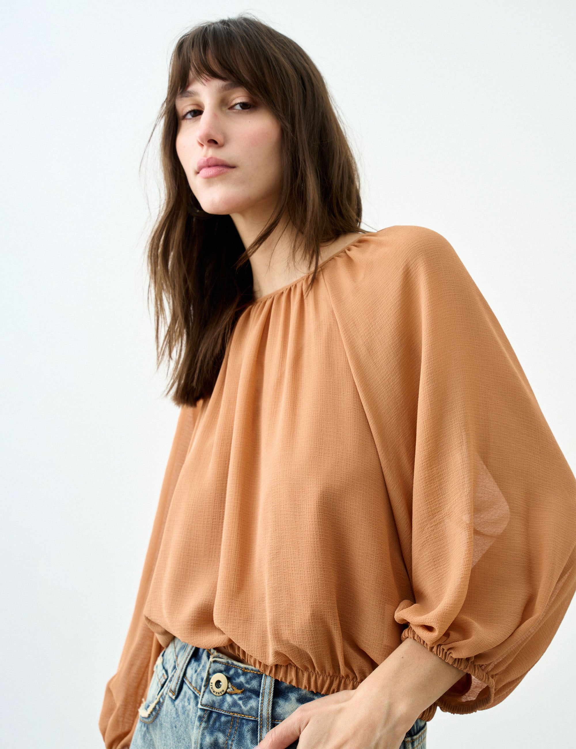 Blusa Larissa Chifon Amendoa