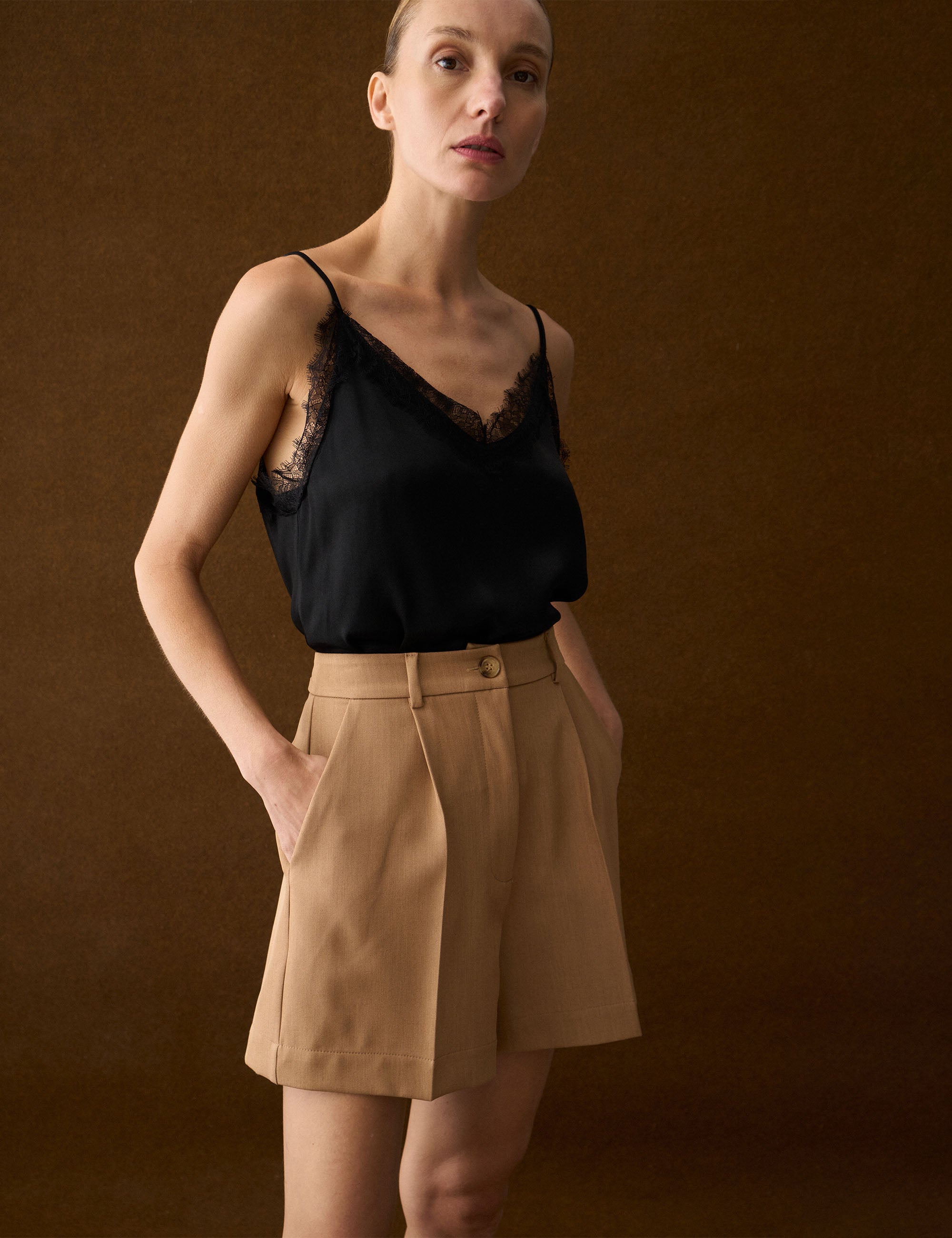 Shorts Melany Alfaiataria Camurça